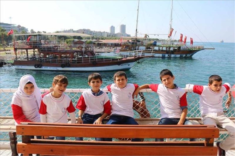 Suriyeli çocuklara tekne gezisi