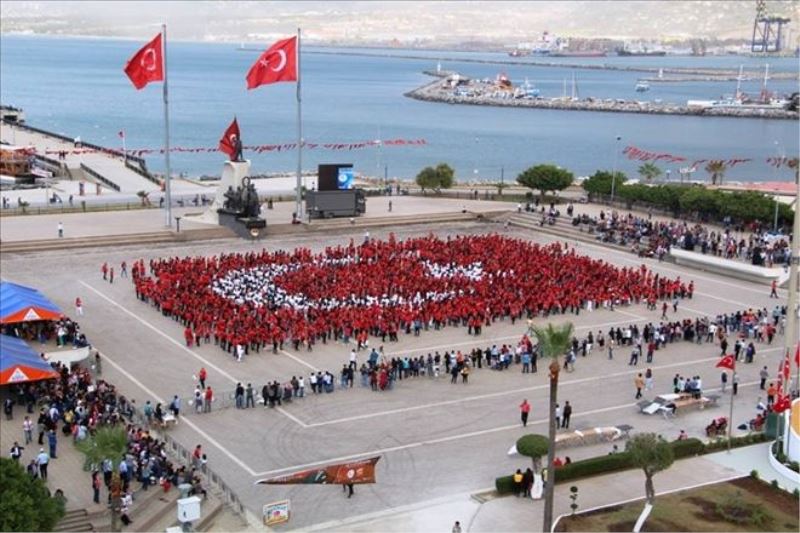 Bin 923 gönüllüyle Türk bayrağı oluşturuldu