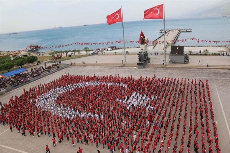 Bin 923 gönüllüyle Türk bayrağı