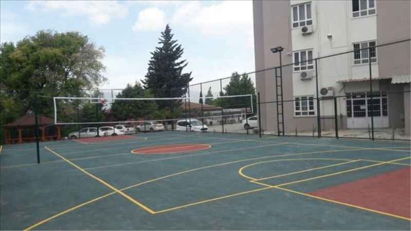 Okula basket ve voleybol sahası