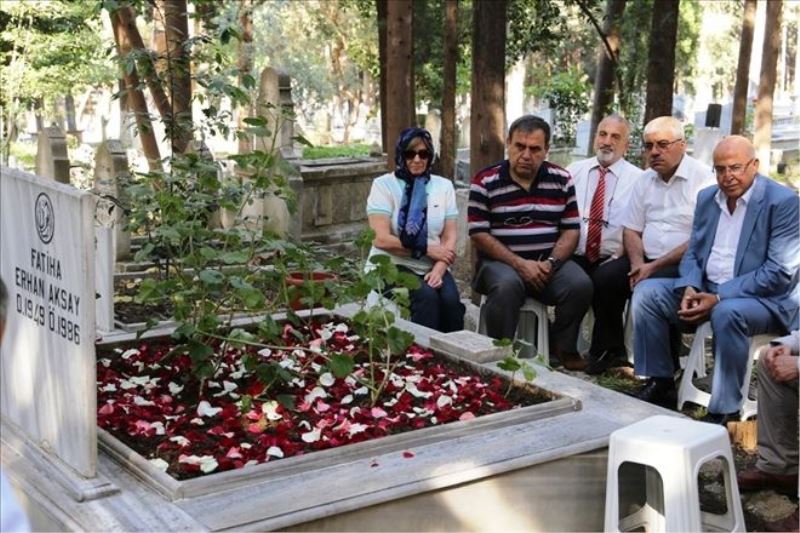 Erhan Aksay, mezarı başında anıldı