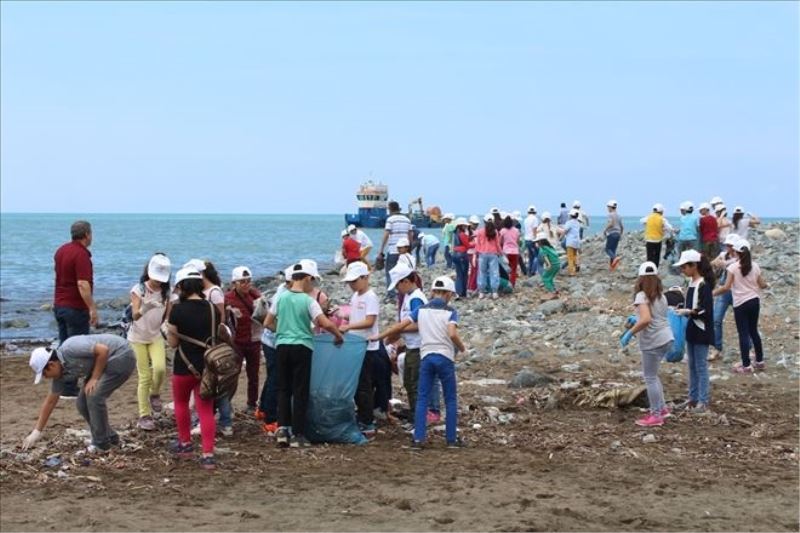 Öğrenciler, sahilleri temizledi