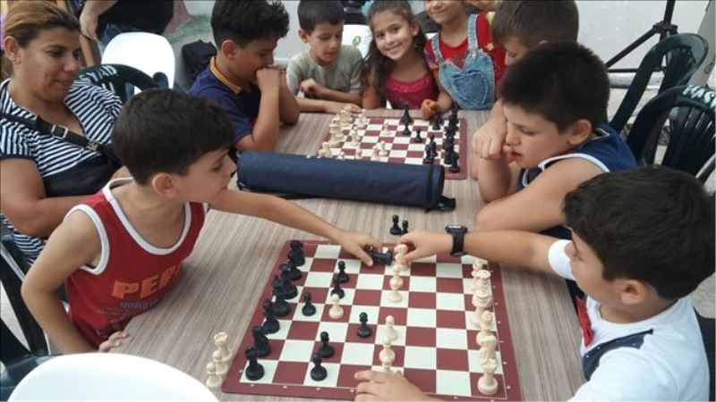 Defne´de 500 öğrencili satranç grubu