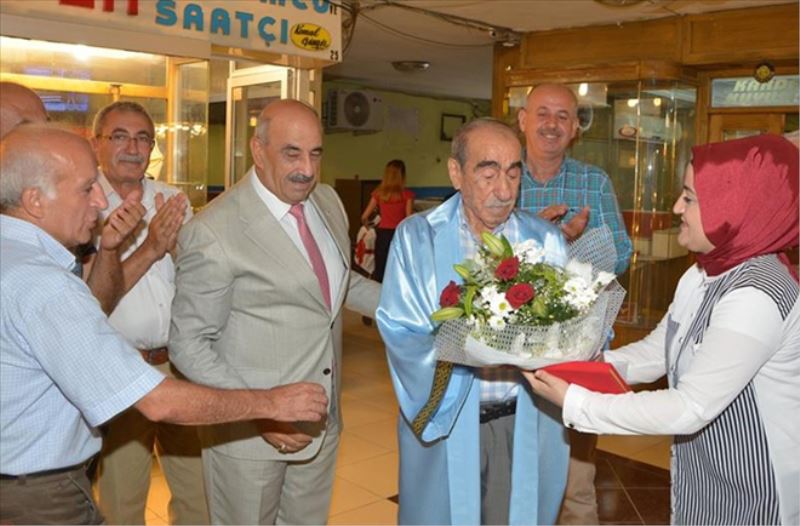 54 yıllık kuyumcu M. Kemal Güngör´e ´Ahilik Kaftanı´ giydirildi