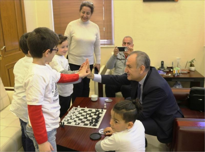 Öğrencilerin kaymakamı satranç ziyareti