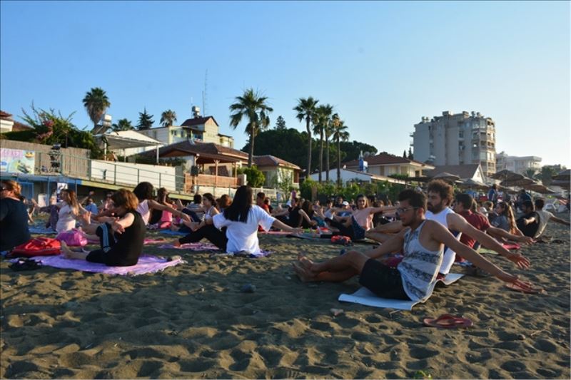 Kumsalda yoga seansı