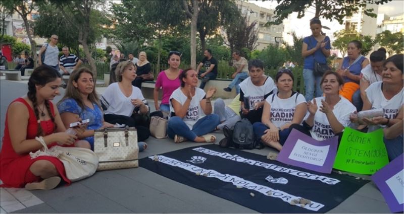 Kadınlar, oturarak protesto etti