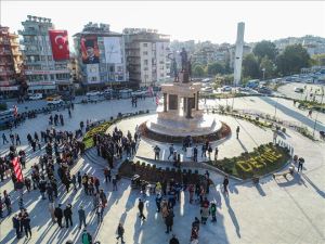 Kent meydanına Atatürk Anıtı