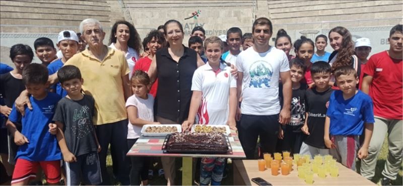 Kulüpten milli sporcuya doğum günü kutlaması