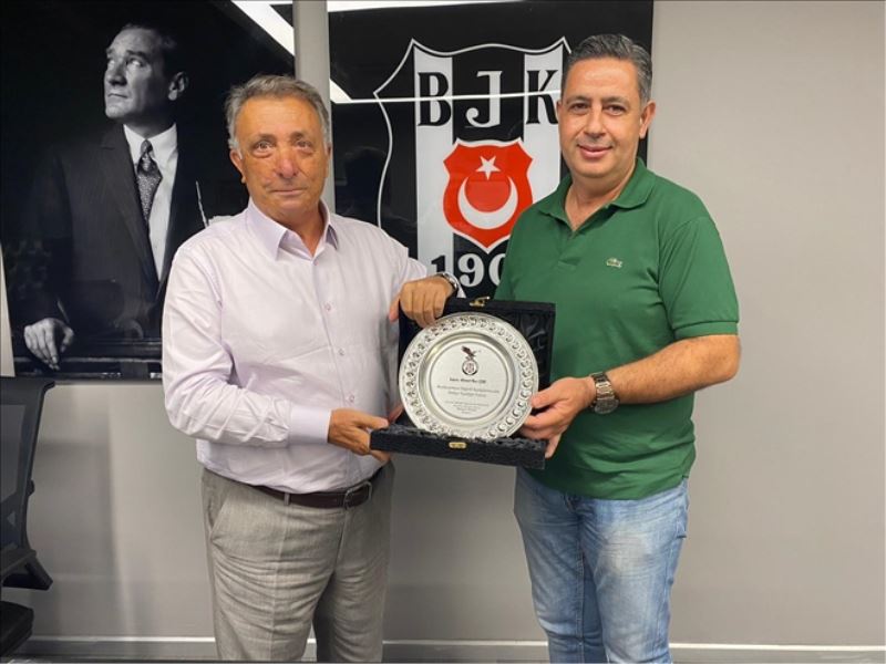 Beşiktaş derneğinden kulüp başkanına plaket