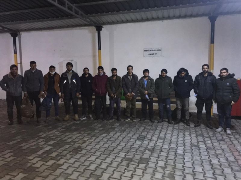 13 düzensiz göçmen yolculuk ederken yakalandı