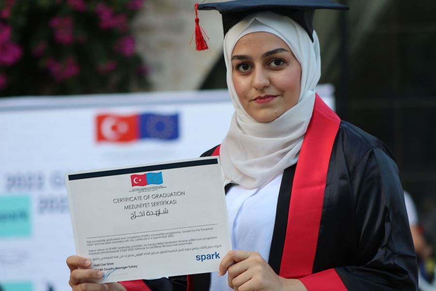 Suriyeli ve Türkiyeli üniversiteliye, mezuniyet töreni