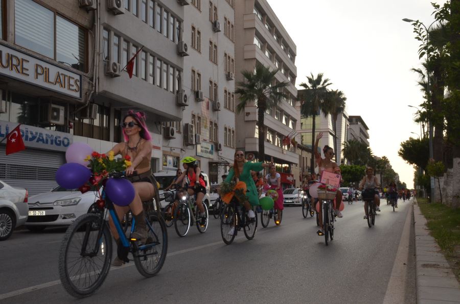 Süslü kadınların bisiklet turu