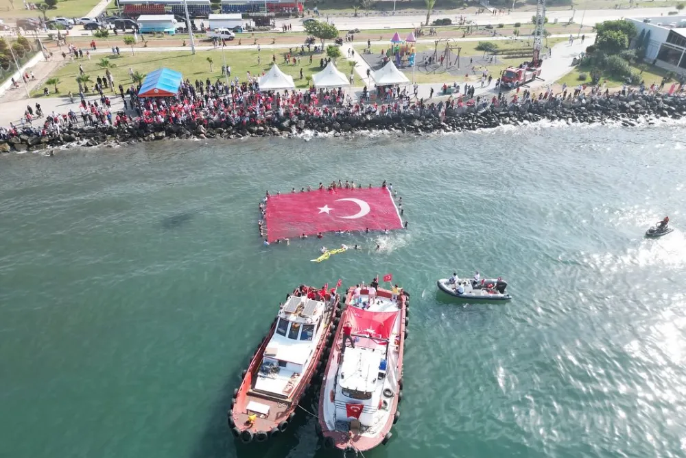 Denizde 123 M2’lik Türk Bayrağı açıldı