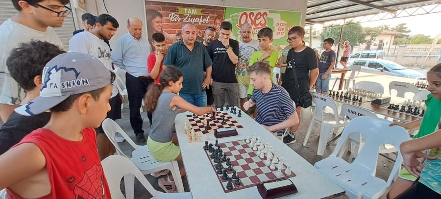 Mahallede satranç turnuvası