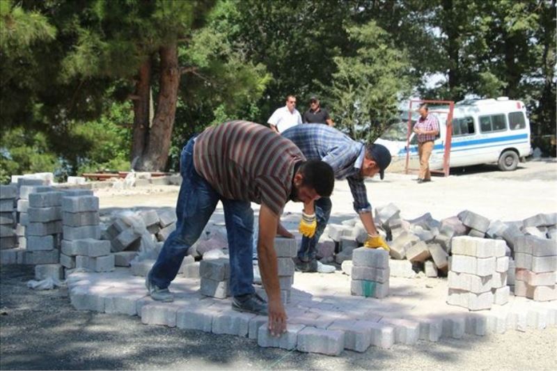 Cami avlusu parke taşıyla döşendi