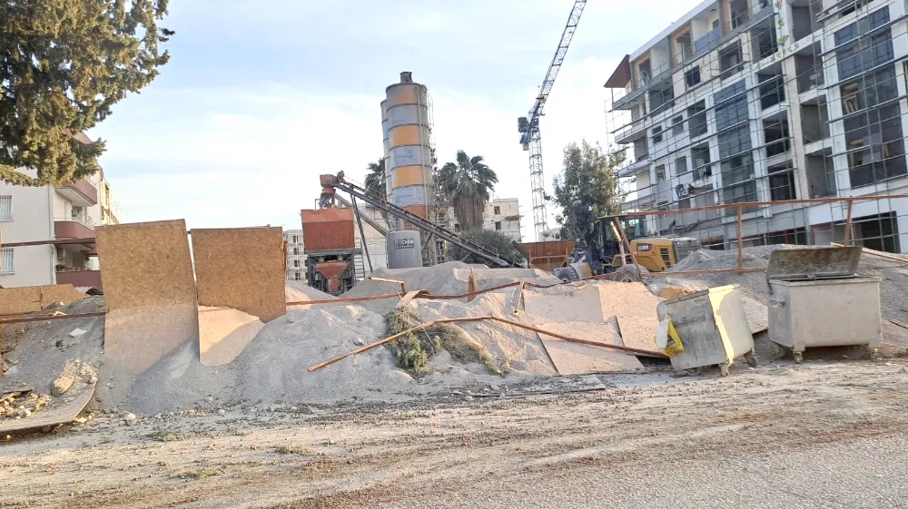 Beton santralinin bariyeri kırıldı