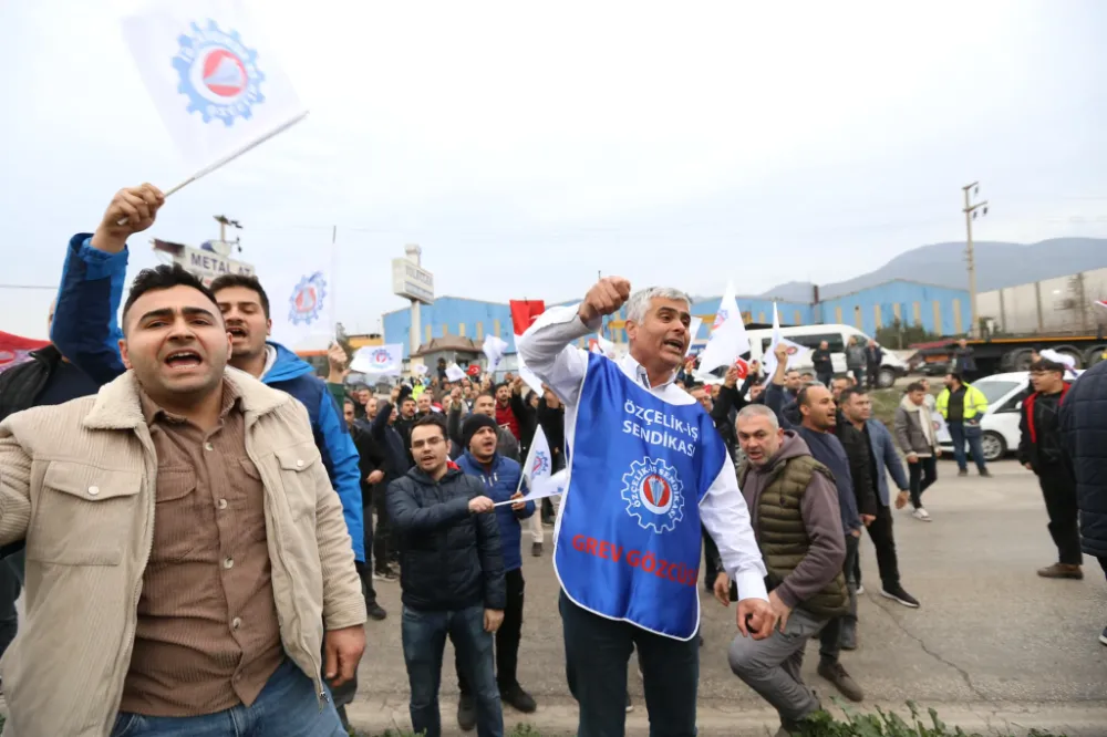 Grevci işçilen protesto için yol kapattı
