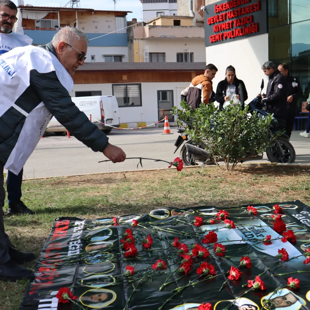 Yıkılan hastanede ölen 91 kişi anıldı