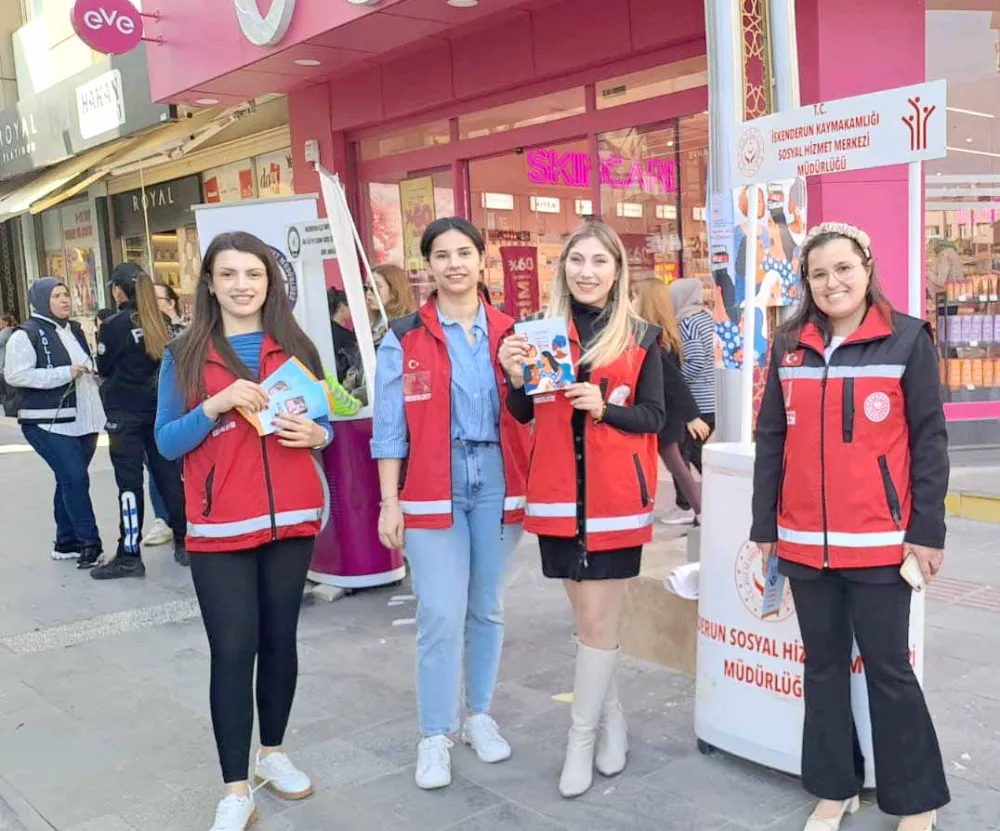 Karanfil ve broşür dağıttılar
