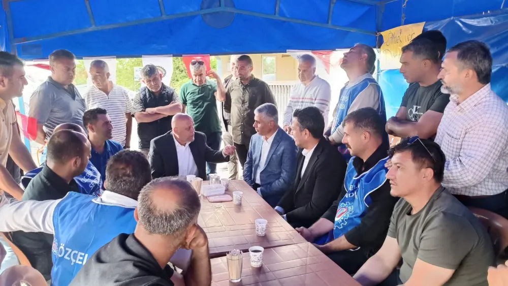 Mahmut Aslan, grevdeki Yolbulan işçileriyle